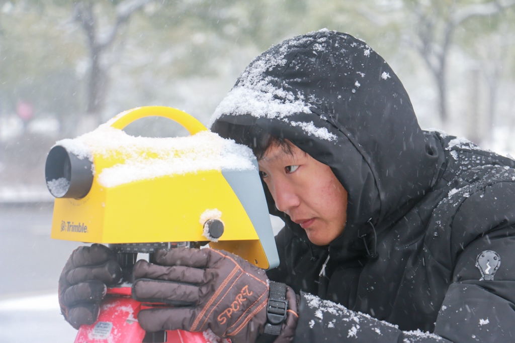 2018年1月27日，工程技術(shù)人員在雪中開展測(cè)量作業(yè)。