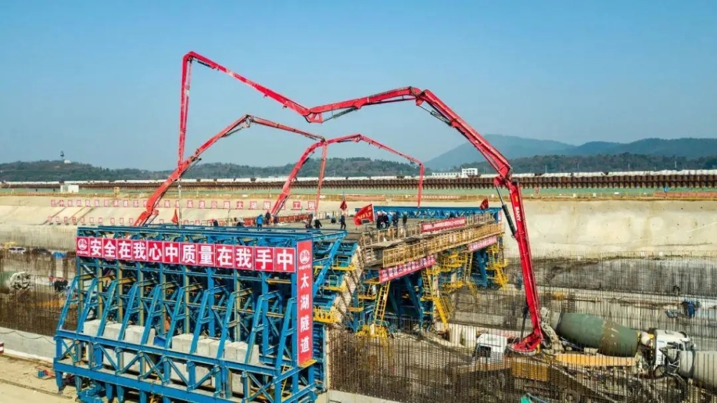 2019年1月18日，太湖隧道主體結(jié)構(gòu)頂板完成首次澆筑，隧道完整的主體結(jié)構(gòu)框架顯現(xiàn)出來。