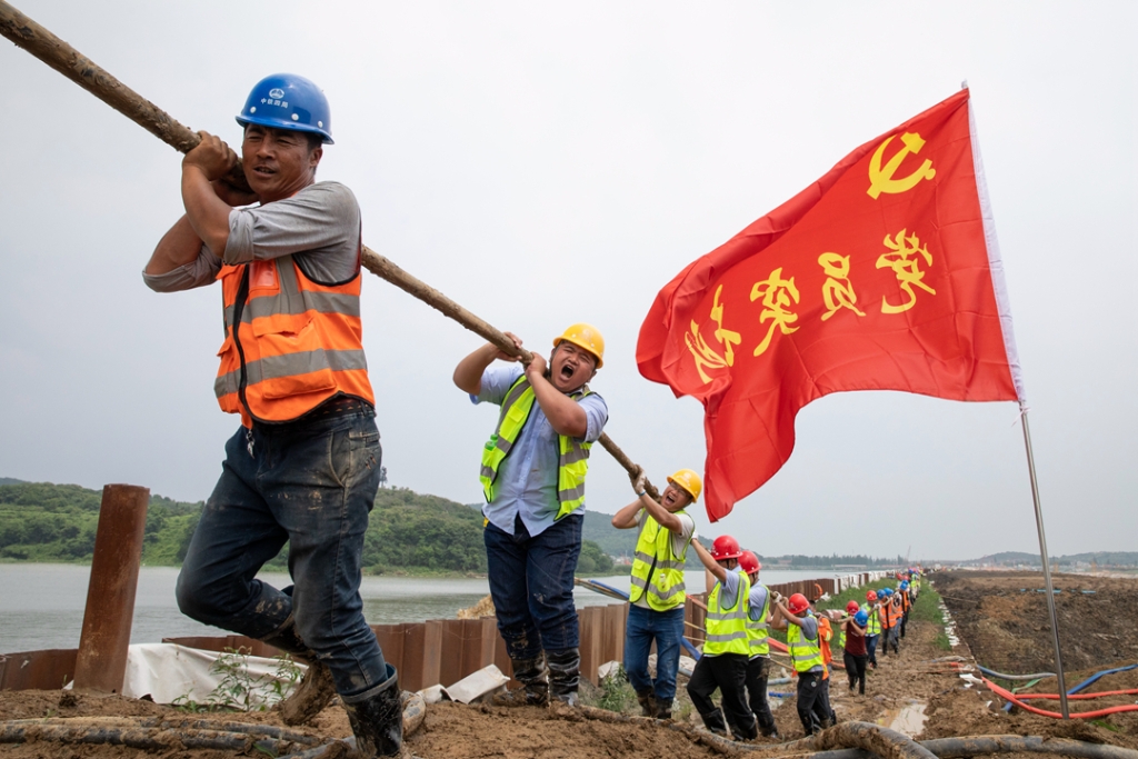 2019年6月21日，蘇錫常太湖隧道工地架設(shè)萬伏電纜，黨員突擊隊(duì)在施工現(xiàn)場(chǎng)。