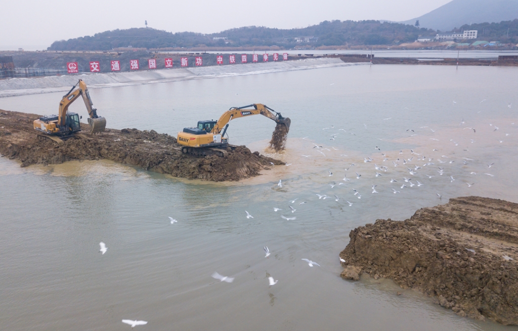 2019年12月23日，鳥群從陸島轉(zhuǎn)換圍堰回水施工現(xiàn)場(chǎng)飛過。