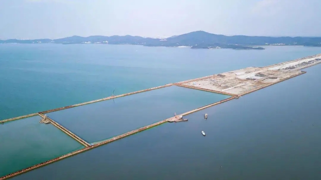2020年10月3日，隨著最后一根鋼板樁插打至湖底，太湖隧道圍堰順利合龍。歷時(shí)2年7個(gè)月，馬山段與南泉段在湖中無縫對(duì)接，成功實(shí)現(xiàn)第一次“牽手”。