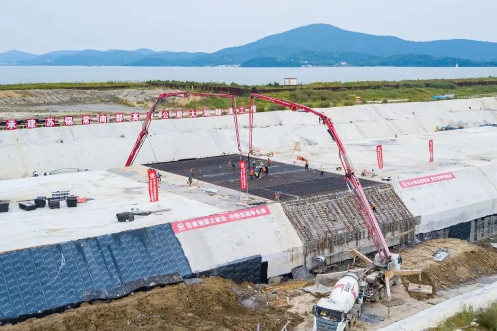 2021年9月5日，中鐵四局施工的太湖隧道南泉段主體工程全部完工。與此同時(shí)，南泉段施工轉(zhuǎn)入調(diào)平層、防撞側(cè)石等附屬工程施工階段，為下一步隧道早日通車打下堅(jiān)實(shí)基礎(chǔ)。