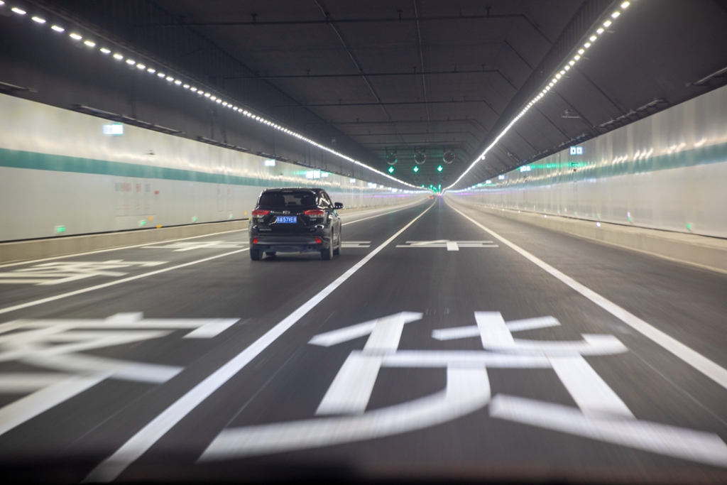 2021年12月30日，車輛在蘇錫常南部高速公路太湖隧道內(nèi)行駛。