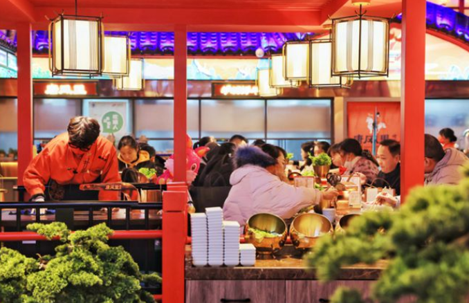 假期消費市場強勢回暖 零售、餐飲市場快速增長